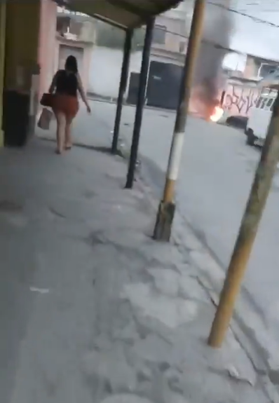 Policiais fazem operação na Vila Aliança (RJ), e criminosos ateiam fogo em veículos para barricadas