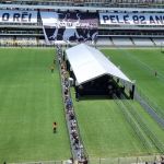 Emoção de torcedores marca primeiras horas do velório de Pelé