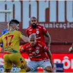 Em jogo eletrizante, Vila Nova-GO e Brusque empatam pela Série B