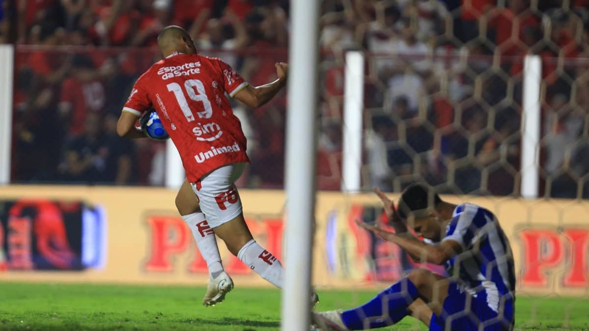 Vila Nova e Avaí empatam em duelo de opostos na Série B