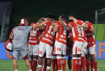 Time do Vila Nova-GO em campo antes de jogo da temporada 2025