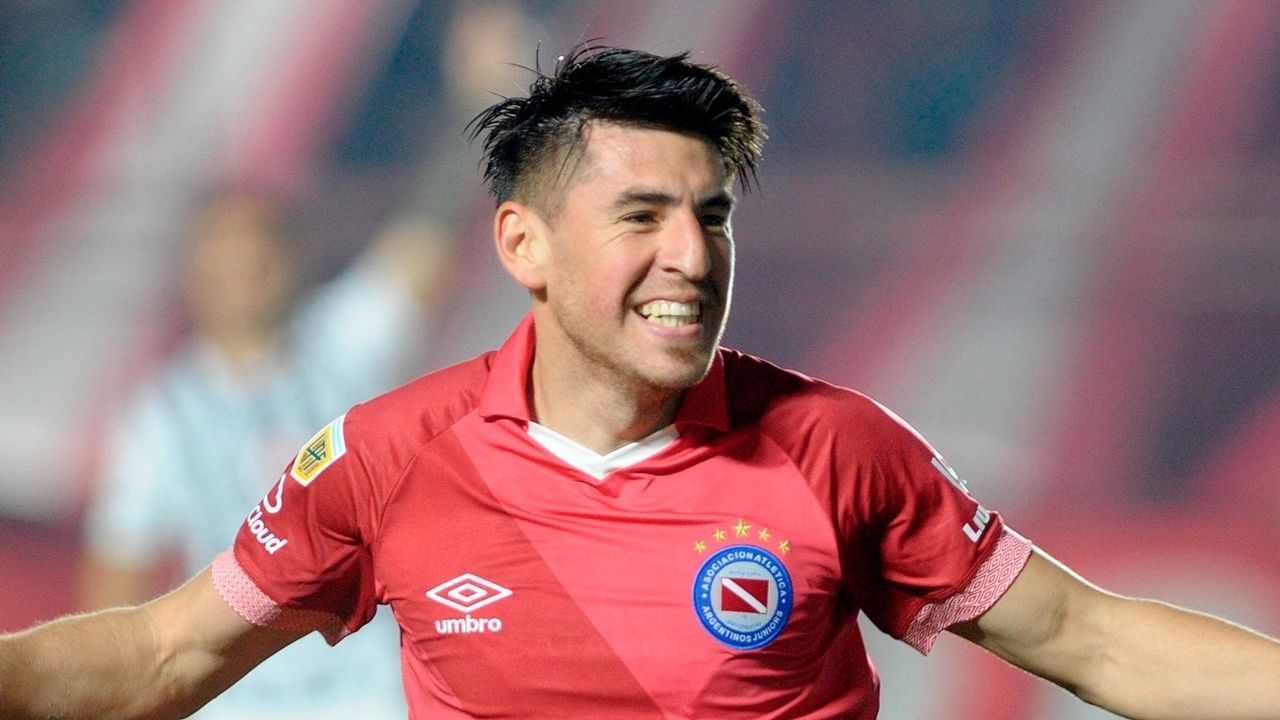 Argentinos Juniors se antecipa ao Cruzeiro e anuncia empréstimo de Villalba