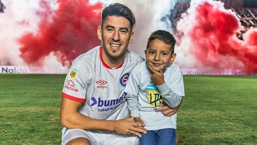Próximo do Cruzeiro, Lucas Villalba se despede do Argentinos Jrs; leia texto
