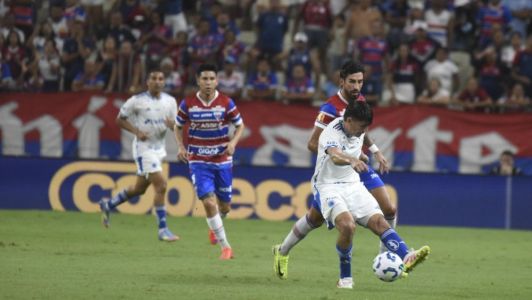 Lucas Villalba na vitória do Cruzeiro sobre o Fortaleza no Castelão pelo Brasileirão de 2025