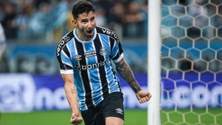 Villasanti comemora gol do Grêmio, empate que garabtiu decisão por pênaltis