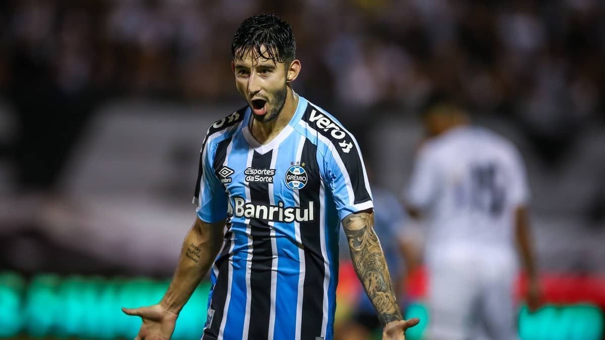 Villasanti tem fraturas na face e vira desfalque no Grêmio