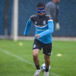 De máscara, Villasanti volta a treinar no Grêmio depois de cirurgia na face