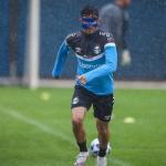 De máscara, Villasanti volta a treinar no Grêmio depois de cirurgia na face