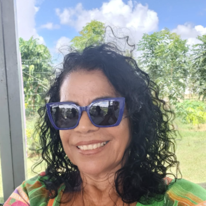 Vilma entra acompanhada do filho 