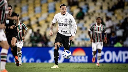 Meia Vina em ação pelo Ceará contra o Fluminense, pelo Campeonato Brasileiro