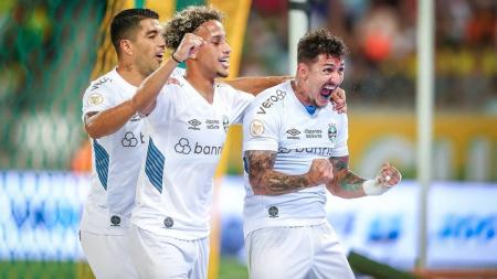 Vina (direita) marcou o primeiro gol do Grêmio na partida