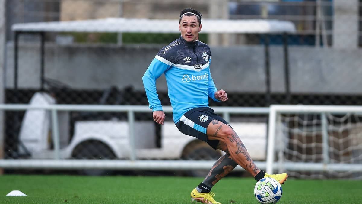 Vina recebe proposta do futebol árabe e pode deixar o Grêmio