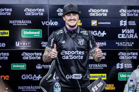 Vina posa para foto com a camisa do Ceará durante coletiva de apresentação