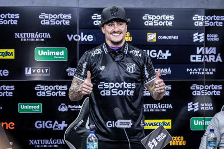 Vina posa para foto com a camisa do Ceará durante coletiva de apresentação