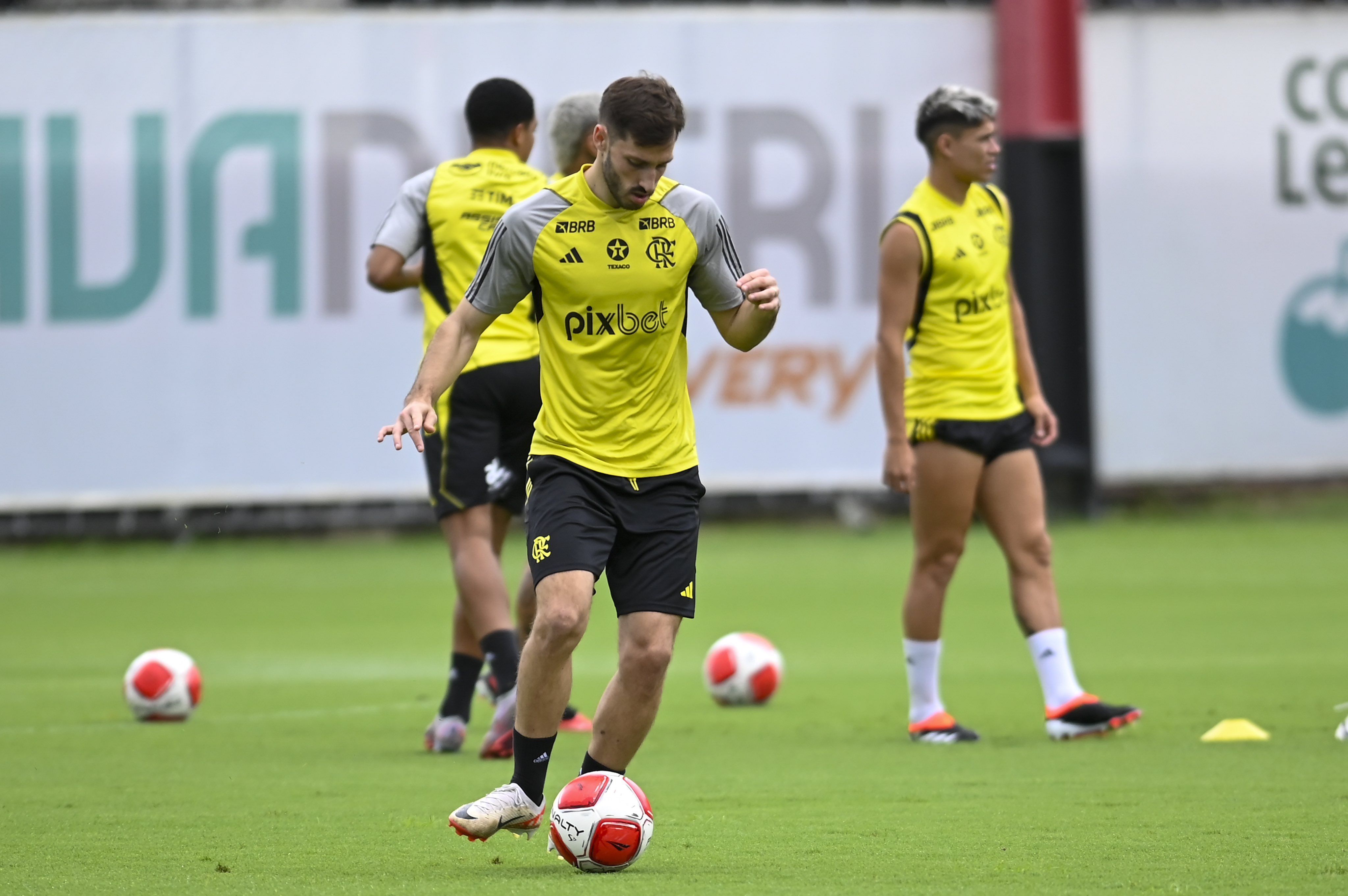 Viña será a novidade do Flamengo contra o Volta Redonda, pelo Carioca