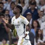 Vinícius Júnior é eleito melhor jogador da temporada na Espanha
