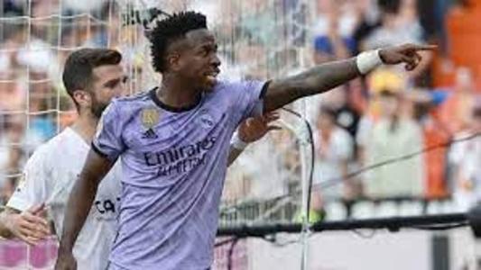 Vini Jr. aponta torcedores que o chamaram de macaco em jogo contra o Valencia, pelo Campeonato Espanhol