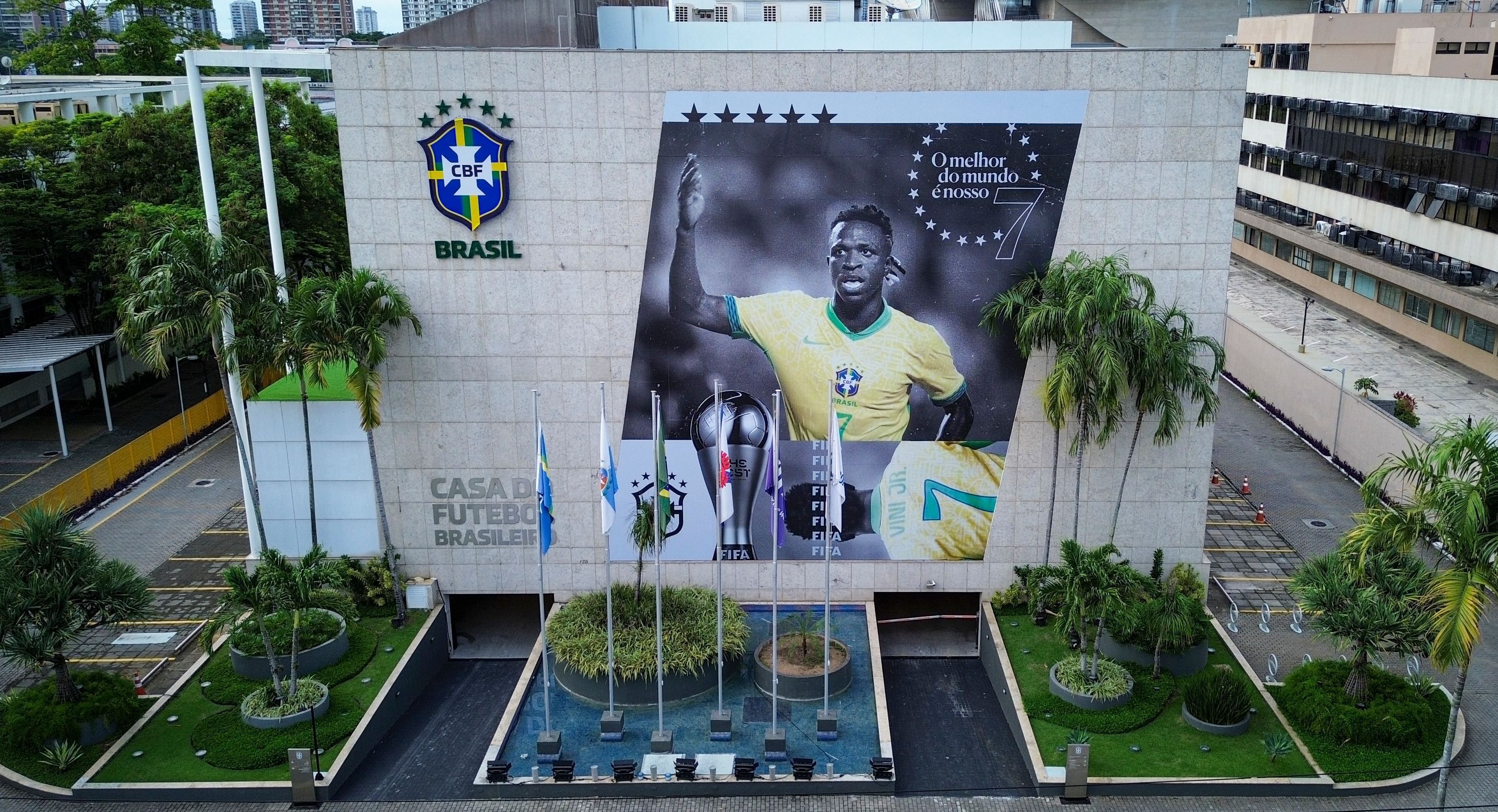 Eleito melhor do mundo, Vini Jr. é homenageado na fachada da sede da CBF