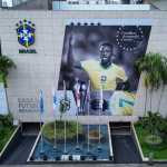 Eleito melhor do mundo, Vini Jr. é homenageado na fachada da sede da CBF