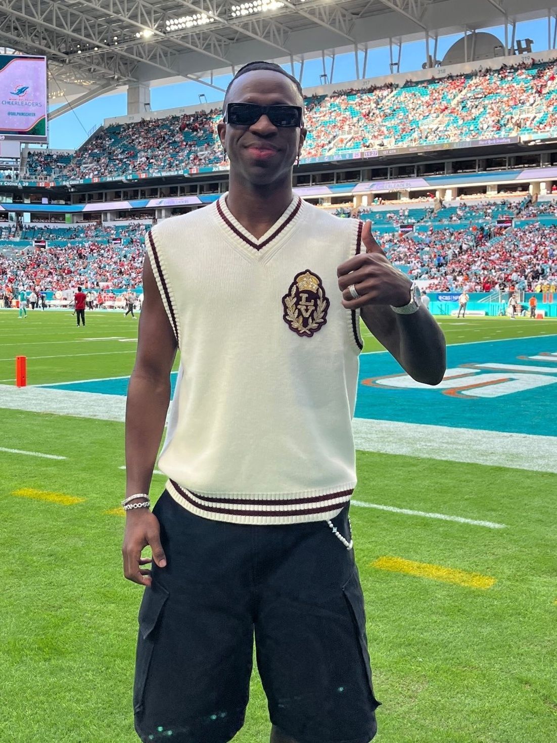 Vini Jr. aproveita ‘férias improvisadas’ para assistir jogo da NFL nos EUA