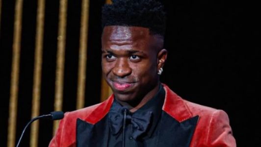 Vini Jr. durante discurso na premiação da Bola de Ouro, em Paris