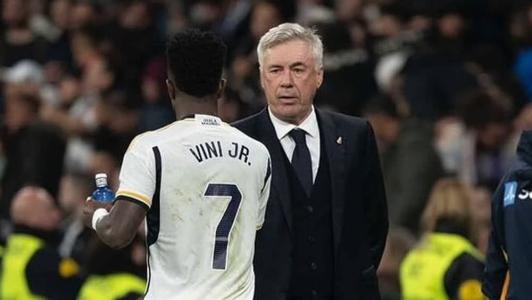 Vini Jr. e Ancelotti durante partida pelo Real Madrid