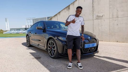 Vini Jr escolheu o modelo BMW i4 M50