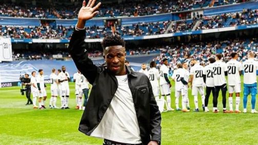 Vini. Jr foi homenageado após sofrer racismo em jogo contra o Valencia