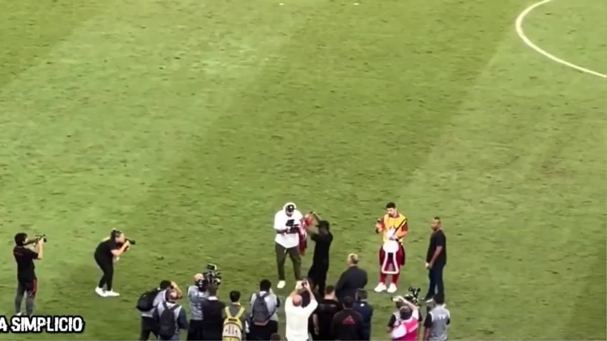 Vini Jr vai ao Maracanã e recebe camisas do Flamengo e Vasco