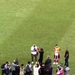Vini Jr vai ao Maracanã e recebe camisas do Flamengo e Vasco