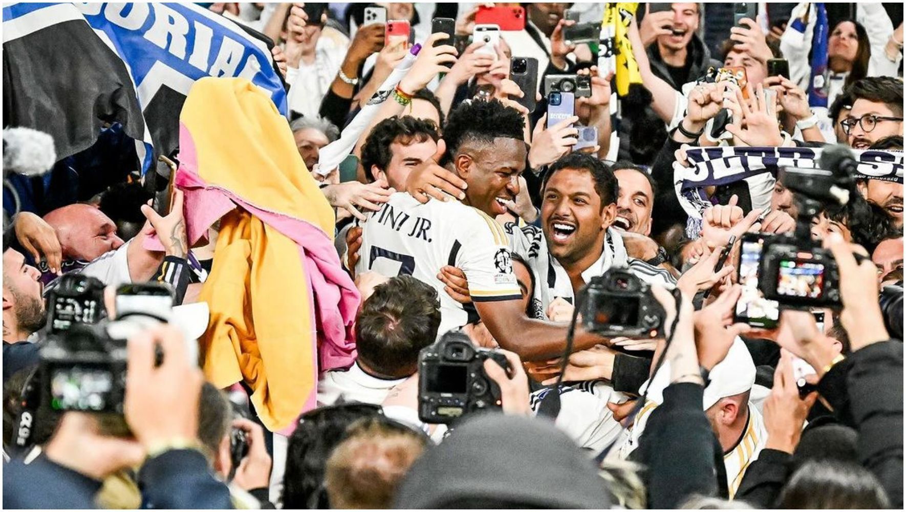 Torcida do Real Madrid faz apelo por Bola de Ouro para Vini Jr; assista