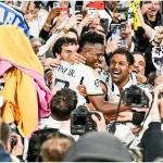Torcida do Real Madrid faz apelo por Bola de Ouro para Vini Jr; assista