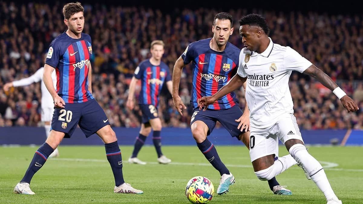 Vini Júnior é ameaçado por torcida do Barcelona durante 'El Clásico'