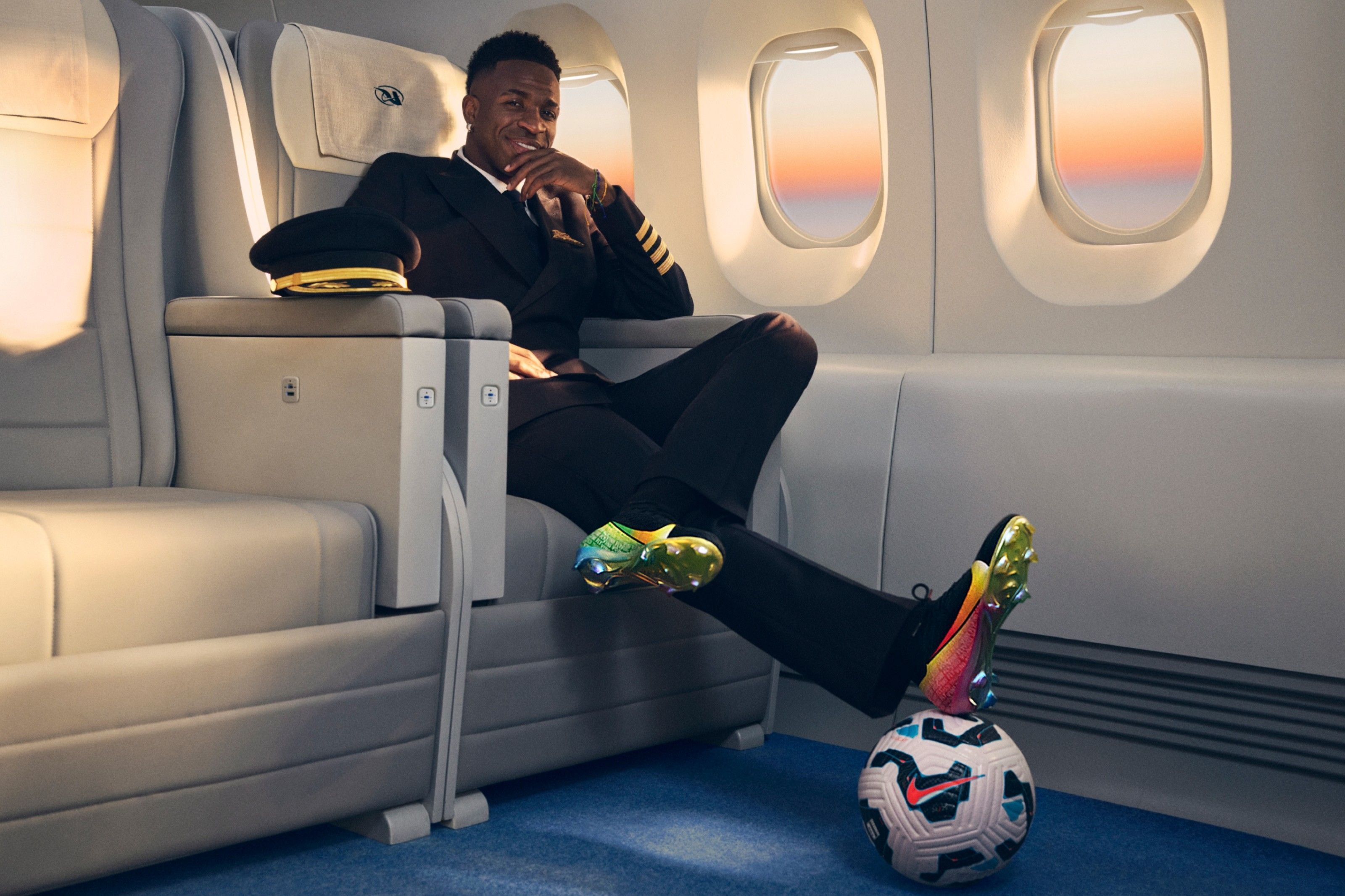 Vinicius Júnior ganha primeira chuteira exclusiva da Nike: 'Vini Voa'