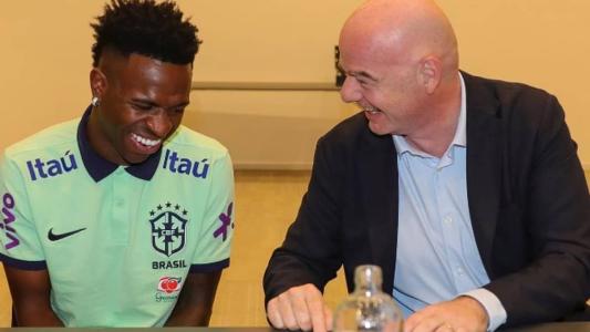 Vini vai comandar grupo de combate ao racismo, a convite de Infantino