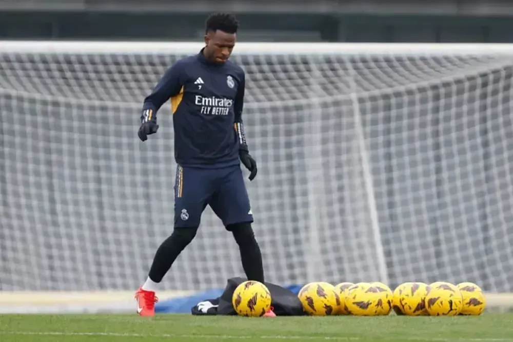 Vini Jr volta a treinar com bola e pode voltar aos campos em janeiro, diz jornal