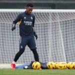 Vini Jr volta a treinar com bola e pode voltar aos campos em janeiro, diz jornal