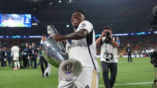 Vinicius Júnior com o troféu da Champions em 2024, após ser campeão com o Real Madrid-ESP