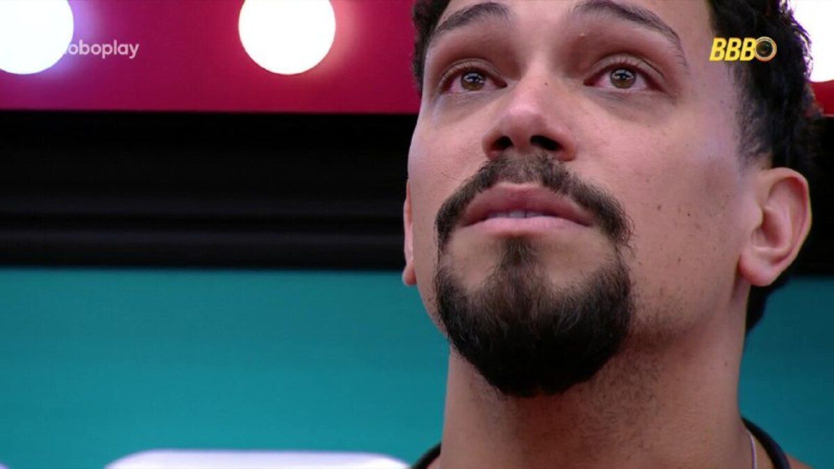 No BBB 25, Vinícius chora ao analisar Paredão: 'não tô conseguindo mais'