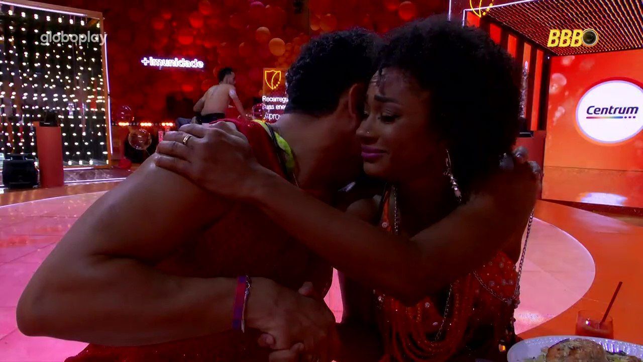 Aline troca declarações com brother na festa do BBB 25: 'te amo tanto'