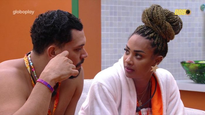 Vinícius e Aline conversam sobre a avaliação do público 