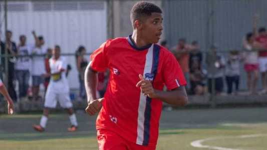 Vinicius Alves em campo com a camisa do Boston City