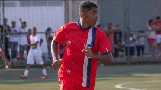 Vinicius Alves em campo com a camisa do Boston City