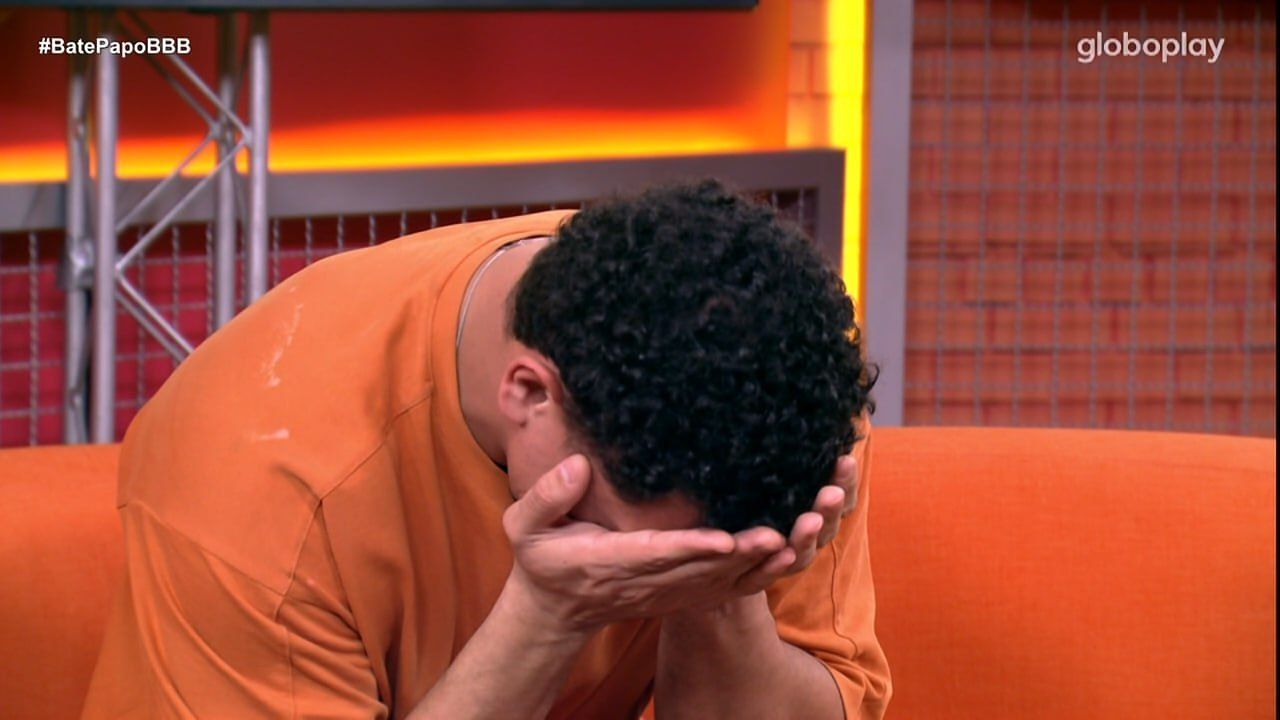 Vinícius descobre reação dos pais após revelar bissexualidade no BBB 25