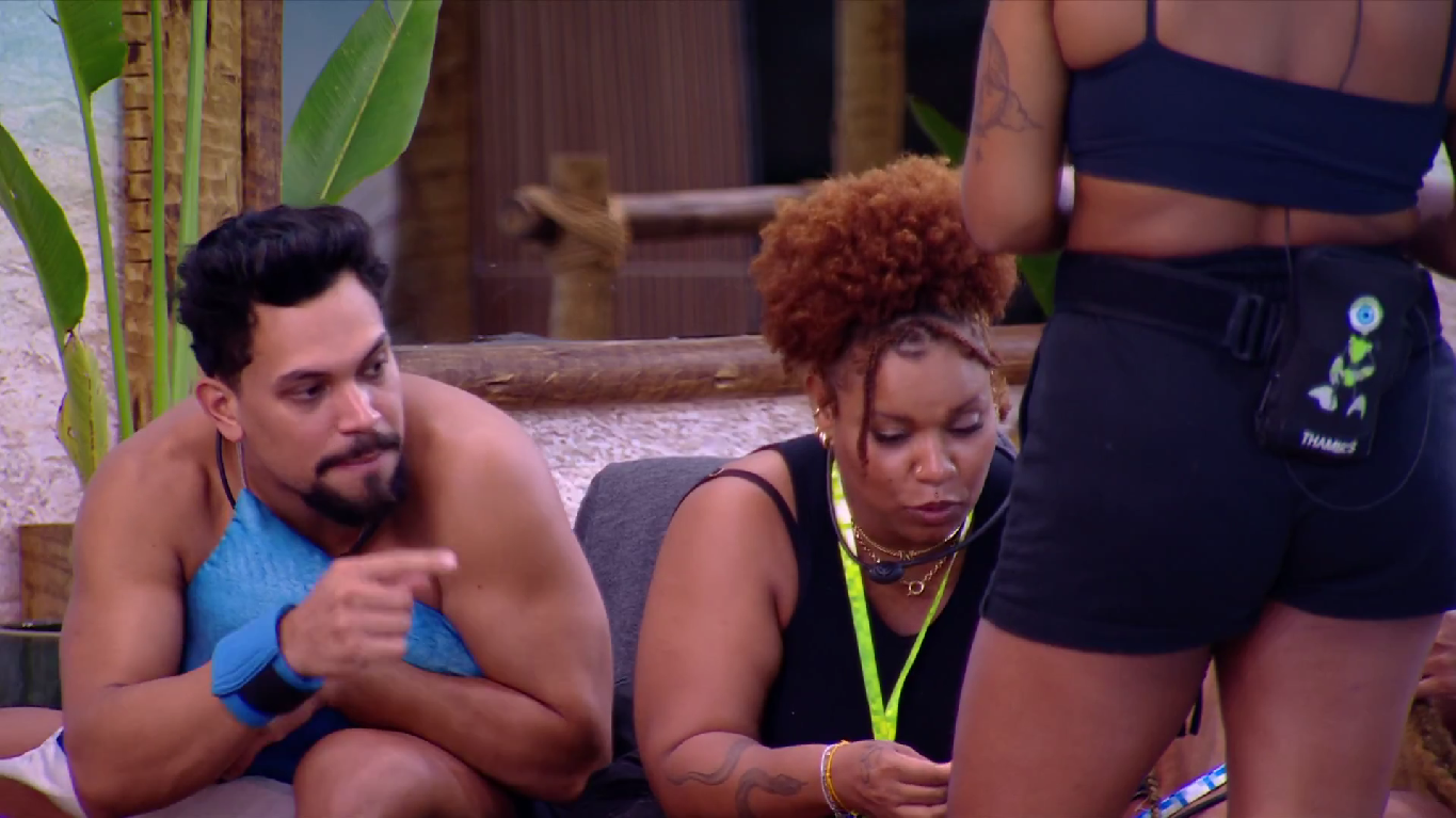 Aline e Vinícius discutem e briga é apartada por Camilla no BBB 25