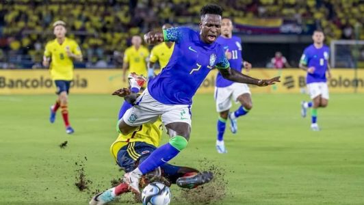 Vinícius Jr. em ação contra a Colômbia, ele fará exame nesta sexta após lesão muscular