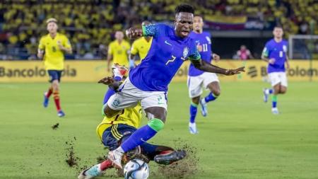 Vinícius Jr. em ação contra a Colômbia, ele fará exame nesta sexta após lesão muscular