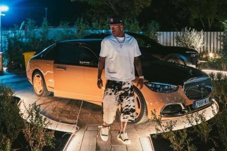 Vini Jr. posa em frente a Mercedes Maybach S680 avaliado em R$ 2,5 milhões