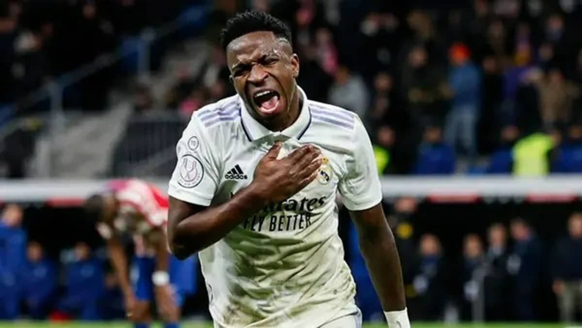 Ataques a Vinícius Junior são um problema do futebol espanhol, diz Ancelotti