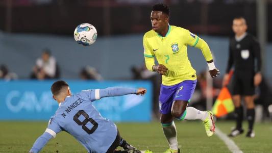Vinicius Júnior em ação contra o Uruguai, na derrota em Montevidéu